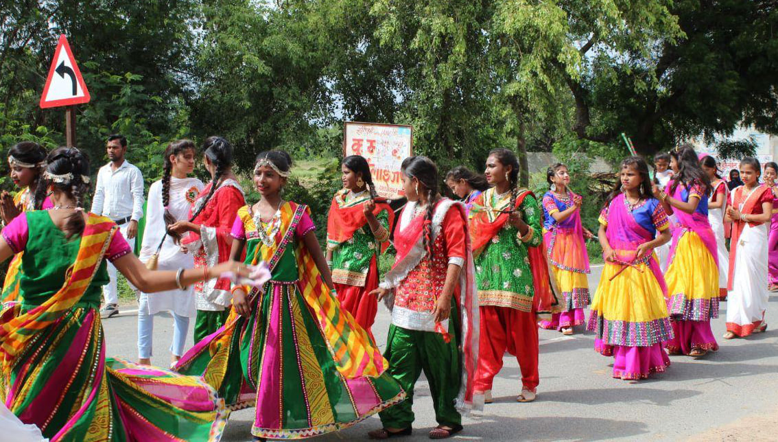 ोटो:08: सांस्कृतिक कार्यक्रम पेश करते बिट्टी देवी इंटर कॉलेज के छात्र-छात्राएं। संवाद ोटो:08: सांस्कृतिक कार्यक्रम पेश करते बिट्टी देवी इंटर कॉलेज के छात्र-छात्राएं। संवाद