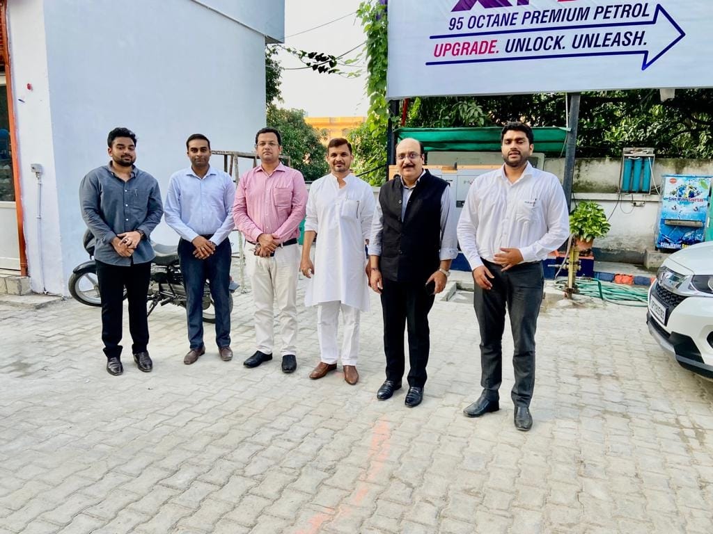 दिल्ली रोड स्थित एक पंप का निरीक्षण करते इंडियन ऑयल के अधिकारी दिल्ली रोड स्थित एक पंप का निरीक्षण करते इंडियन ऑयल के अधिकारी