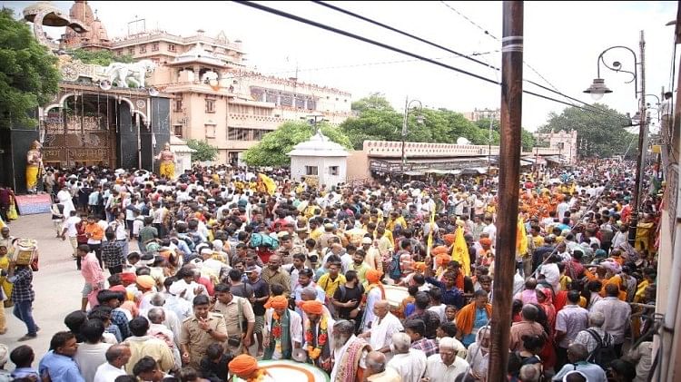Mathura Janmashtami 2022 Live: श्रीकृष्ण की भक्ति में सराबोर ब्रज, लाखों लोगों ने मथुरा में डाला डेरा