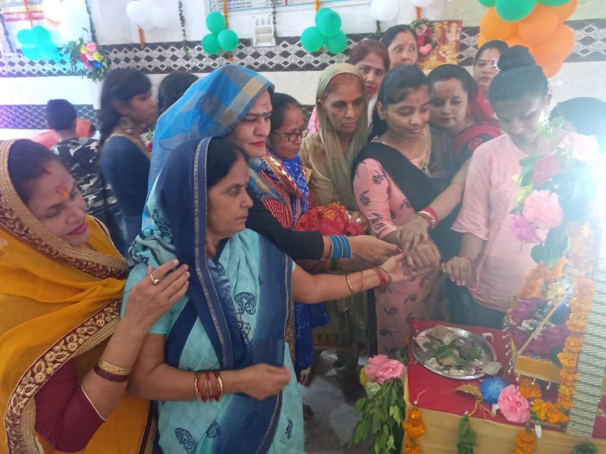 बागपत के जानकीदास मंदिर में कान्हा का झूला झूलाते श्रद्घालु बागपत के जानकीदास मंदिर में कान्हा का झूला झूलाते श्रद्घालु
