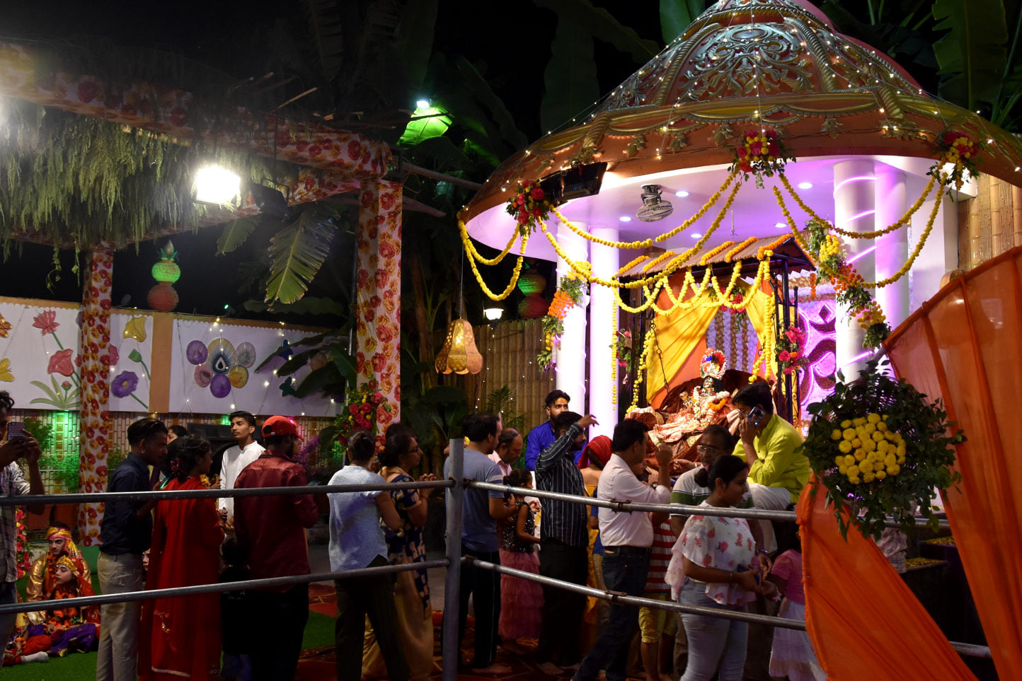 बागेश्वर महादेव मंदिर में दर्शन के लिये लगी लाइन