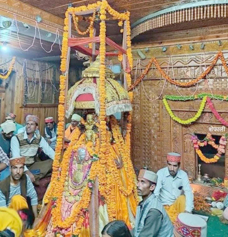 बंजार के दलियाड़ में जन्माष्ट्रमी उत्सव पर बड़ा देव छमांहू को झूले में बिठाया गया। संवाद