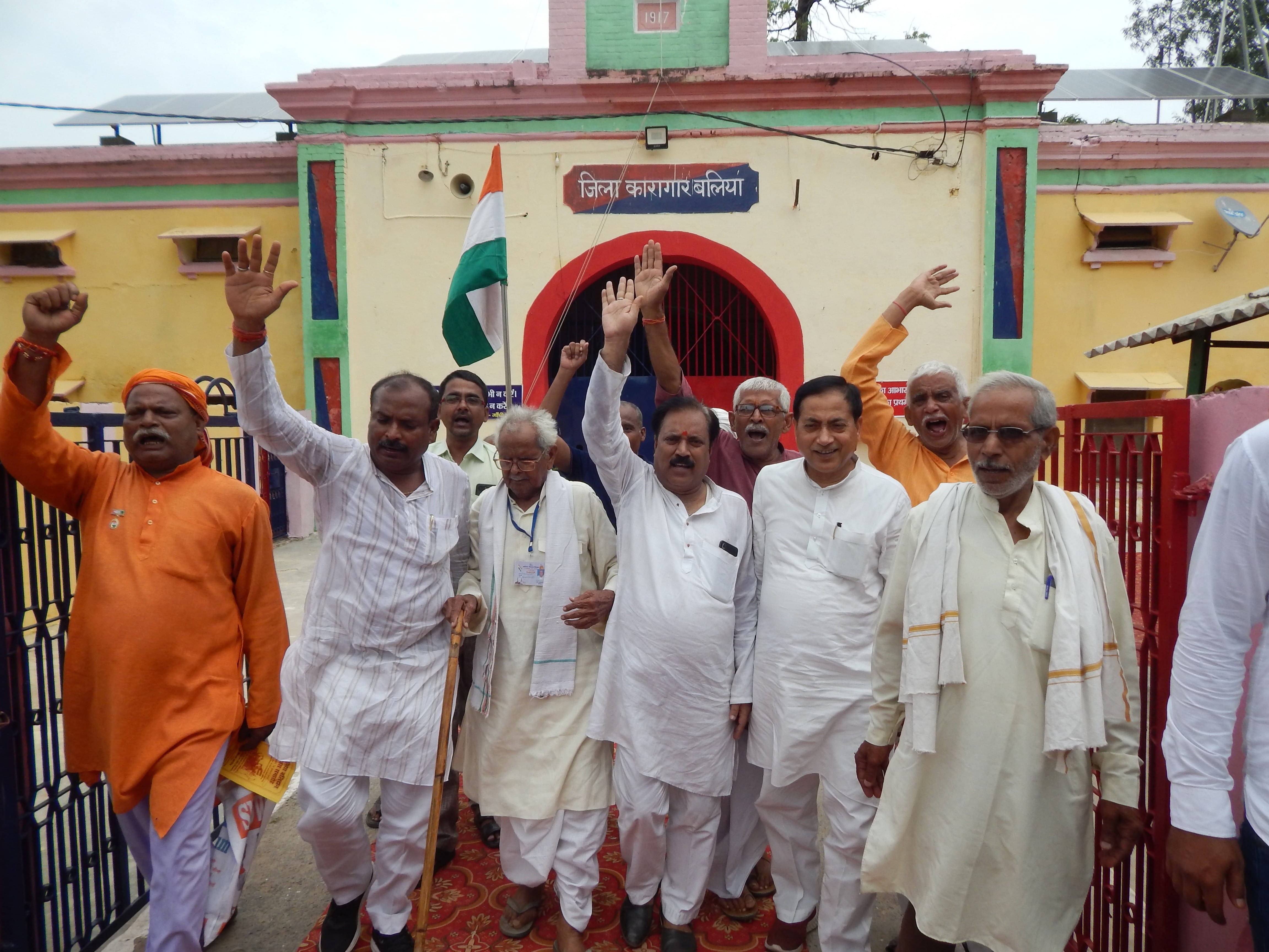 बलिया बलिदान दिवस पर जिला कारागार से जुलूस निकालते सेनानी रामविचार पांडेय साथ में अन्य। बलिया बलिदान दिवस पर जिला कारागार से जुलूस निकालते सेनानी रामविचार पांडेय साथ में अन्य।