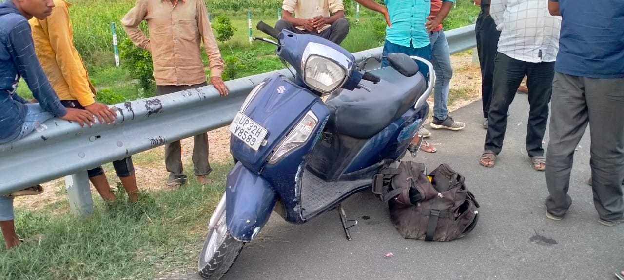 फोटो 03- हादसे के बाद खड़ी वाजिद की स्कूटी और रखा झोला। संवाद