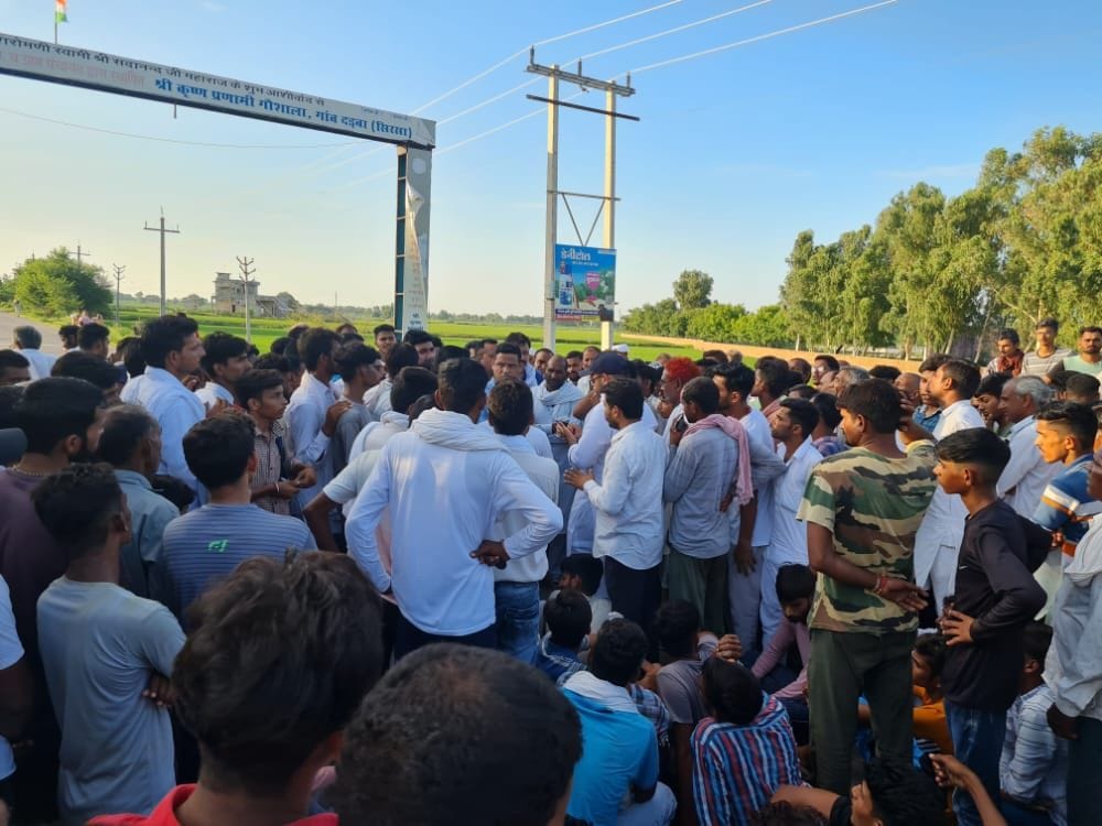 ग्रामीणों का समझाते हुए सीआईए प्रभारी प्रदीप कुमार । ग्रामीणों का समझाते हुए सीआईए प्रभारी प्रदीप कुमार ।