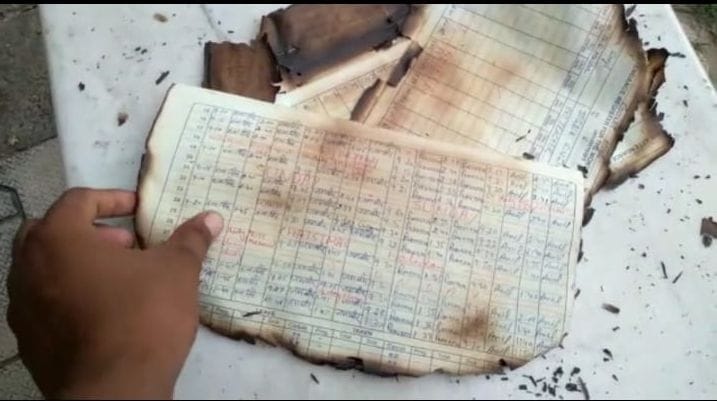 गांव गुहणा के राजकीय स्कूल में आग लगने से जला रजिस्टर। संवाद गांव गुहणा के राजकीय स्कूल में आग लगने से जला रजिस्टर। संवाद