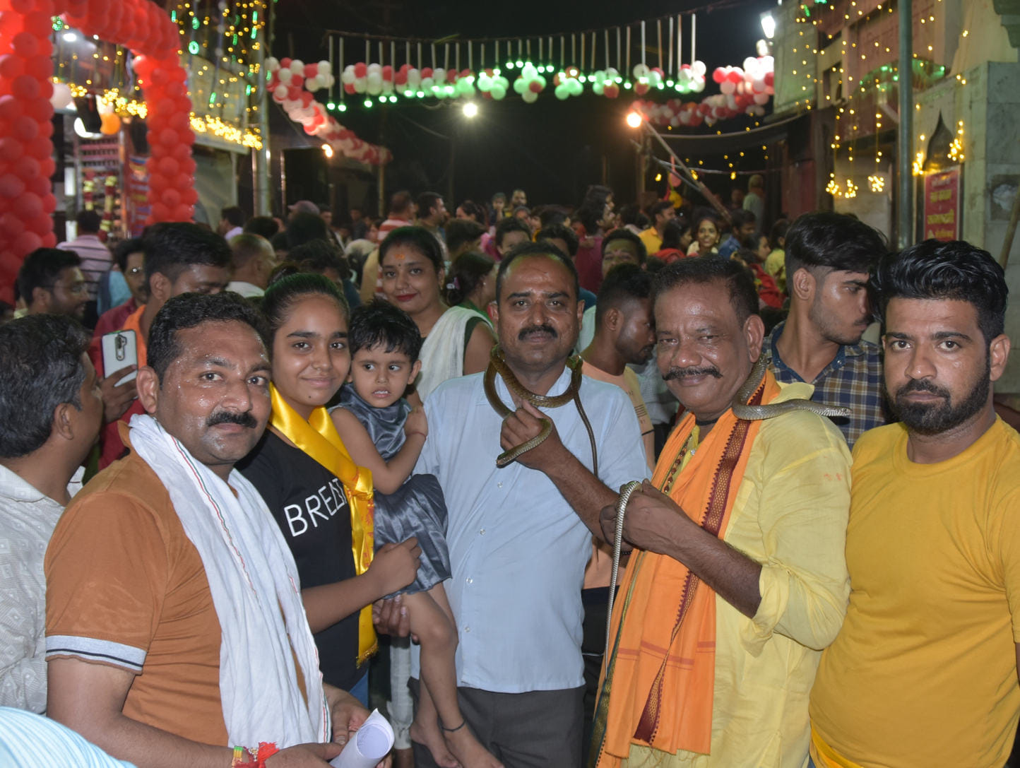 जनामष्टमी पर भैरव मंदिर में लाये गये सांपो को देखने के लिये आये श्रद्घालु