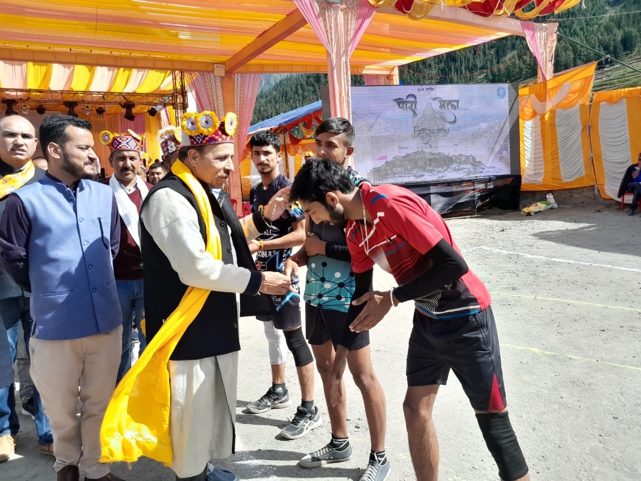 लाहौल में पोरी मेले में पहुचें मंत्री राम लाल मारकंडा खिलाड़ियों से मिलते हुए।-संवाद लाहौल में पोरी मेले में पहुचें मंत्री राम लाल मारकंडा खिलाड़ियों से मिलते हुए।-संवाद