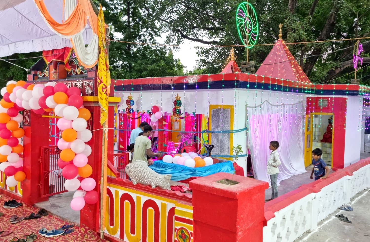 पुलिस लाइन के पास सजी संतोषी माता की मंदिर।संवाद