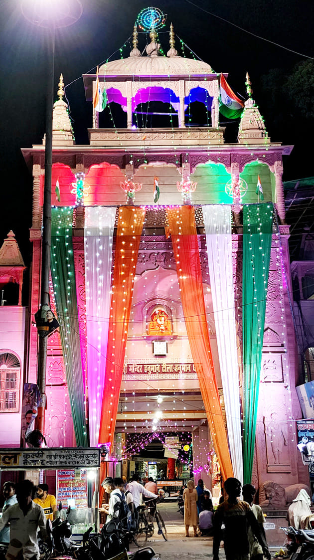 रंग-बिरंगी लाइटों से सजा हनुमान धाम। रंग-बिरंगी लाइटों से सजा हनुमान धाम।