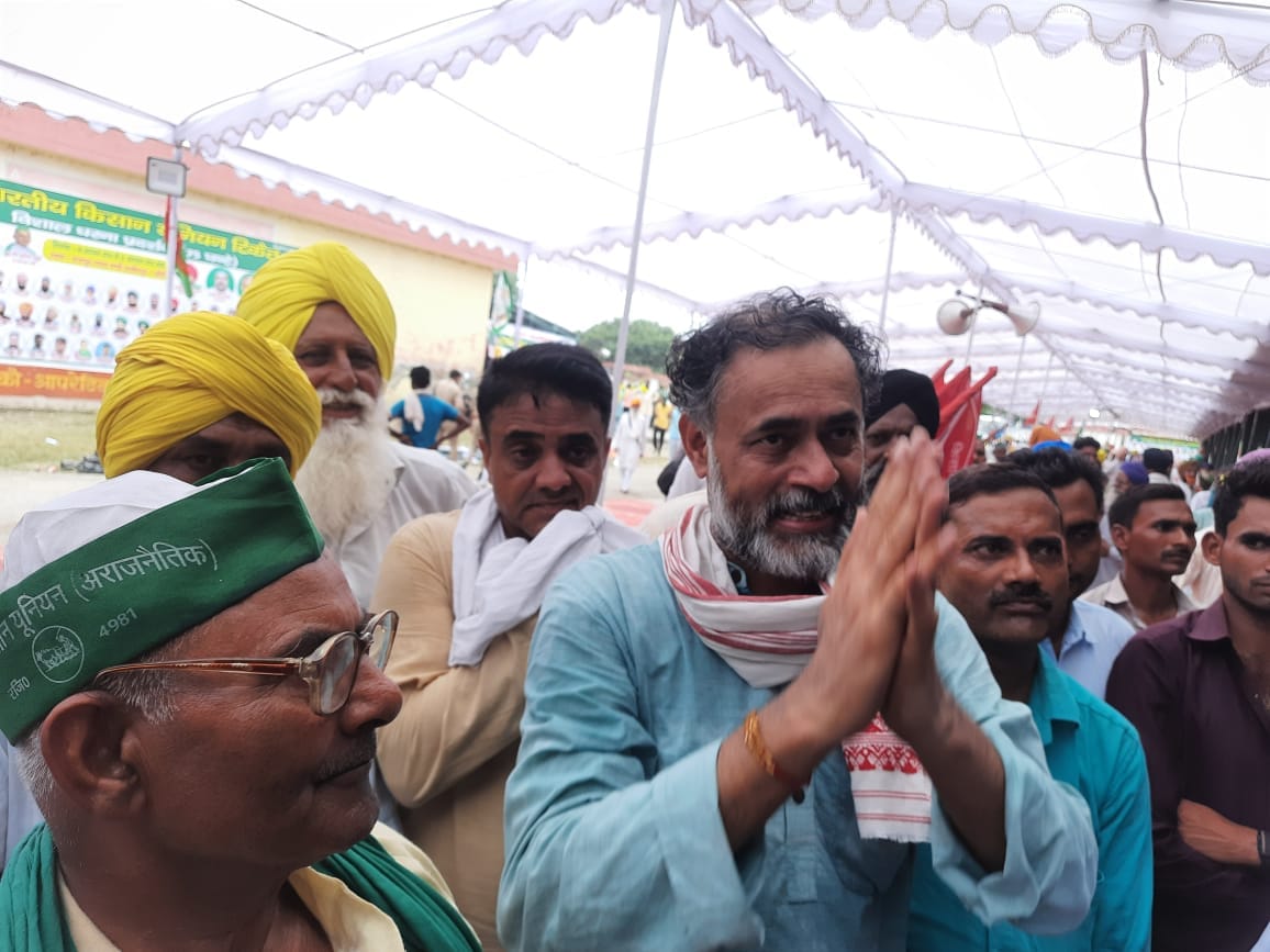 धरनास्थल पर मौजूद योगेंद्र यादव धरनास्थल पर मौजूद योगेंद्र यादव