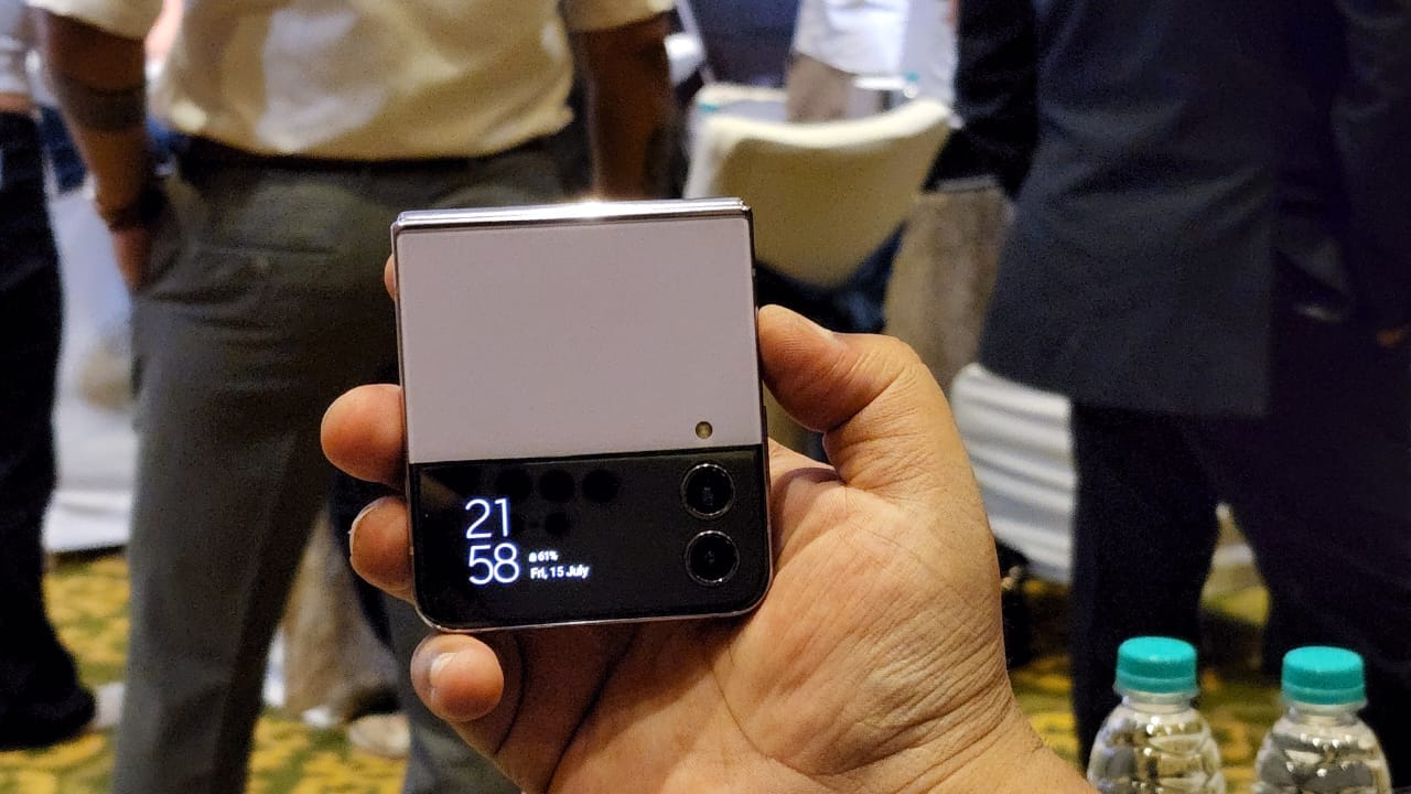 Samsung Galaxy Z Flip 4 Unboxing: नए फोन में क्या है नया, तस्वीरों में देखें पहली झलक