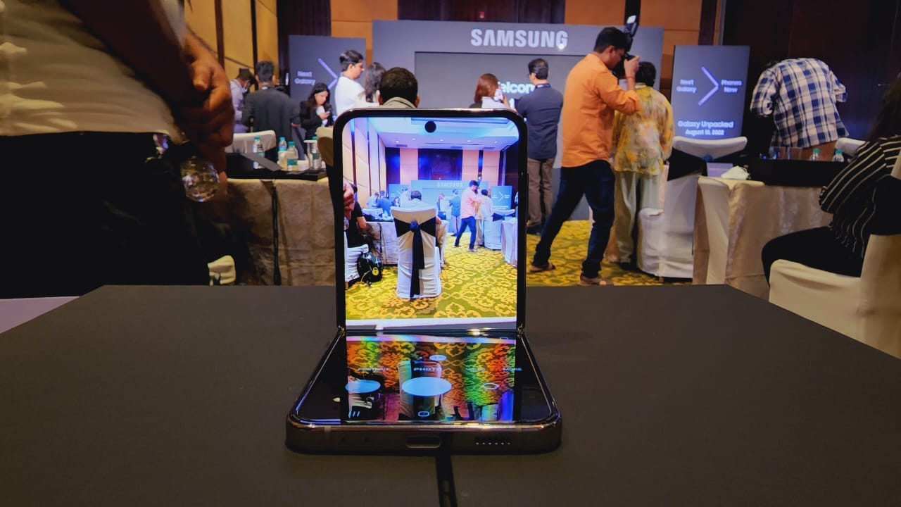 Samsung Galaxy Z Flip 4 Unboxing: नए फोन में क्या है नया, तस्वीरों में देखें पहली झलक