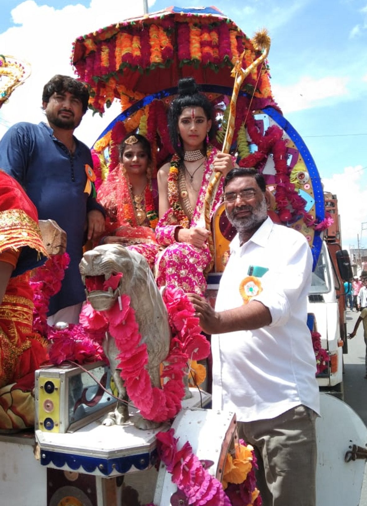 अग्रवाल मंडी टटीरी में शोभायात्रा निकालते शिव शक्ति युवा समिति के पदाधिकारी अग्रवाल मंडी टटीरी में शोभायात्रा निकालते शिव शक्ति युवा समिति के पदाधिकारी