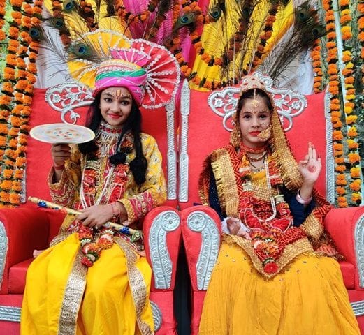 अल्मोड़ा बाड़ेछीना में कृष्ण जन्माष्टमी महोत्सव में राधा कृष्ण की झांकी निकालते लोग। संवाद