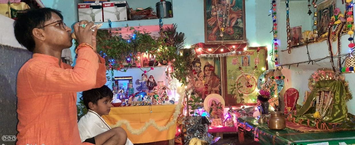 अपने पुत्र पार्थ के साथ पूजन करते उत्कर्ष अपने पुत्र पार्थ के साथ पूजन करते उत्कर्ष