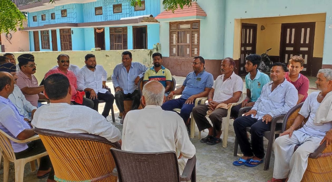 बैठक करते त्यागी समाज के लोग । संवाद बैठक करते त्यागी समाज के लोग । संवाद