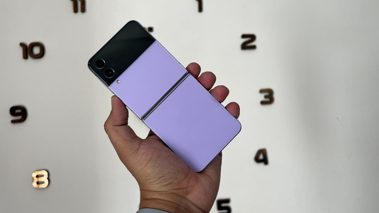 Samsung Galaxy Z Flip 4 Unboxing: नए फोन में क्या है नया, तस्वीरों में देखें पहली झलक
