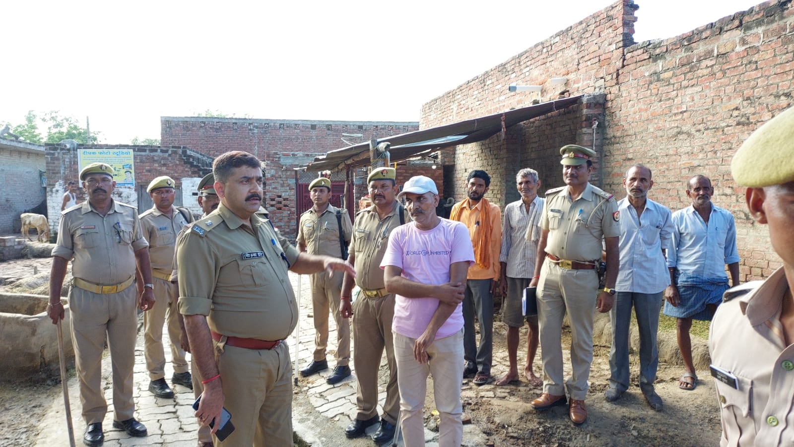 फोटो-33- पीड़ितों से मामले की जानकारी करते अपर पुलिस अधीक्षक पश्चिमी दुर्गेश सिंह व सीओ परशुराम सि? फोटो-33- पीड़ितों से मामले की जानकारी करते अपर पुलिस अधीक्षक पश्चिमी दुर्गेश सिंह व सीओ परशुराम सि?