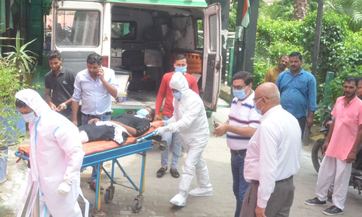 गढ रोड स्थित सीएचसी में मॉकड्रिल के दौरान मरीज को स्ट्रेचर पर ले जाते स्वास्थय कर्मी । संवाद गढ रोड स्थित सीएचसी में मॉकड्रिल के दौरान मरीज को स्ट्रेचर पर ले जाते स्वास्थय कर्मी । संवाद