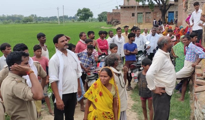घटनास्थल पर मौजूद ग्रामीण व पुलिस। संवाद घटनास्थल पर मौजूद ग्रामीण व पुलिस। संवाद