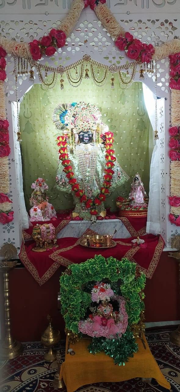 इटावा रोड स्थित द्वारिकाधीश मंदिर में झूले में बैठे नंदगोपाल। संवाद इटावा रोड स्थित द्वारिकाधीश मंदिर में झूले में बैठे नंदगोपाल। संवाद