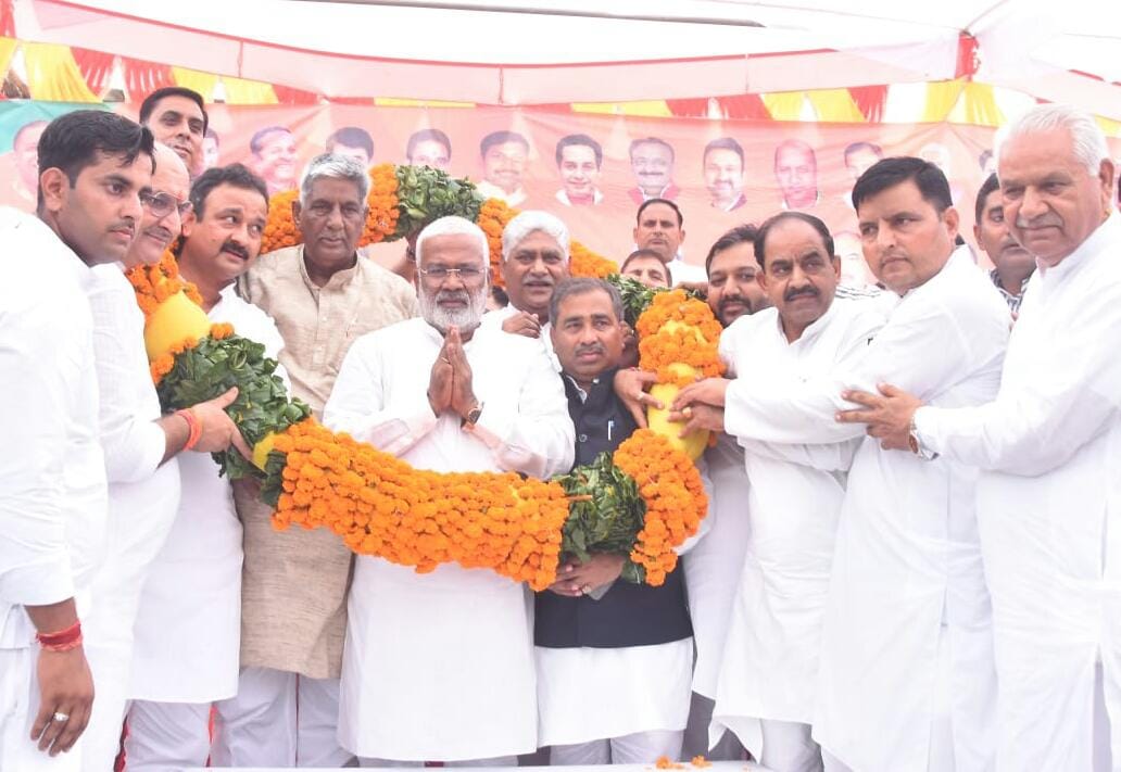 जन्धेडा समसपुर में मंत्री स्वतंत्र देव सिंह का माल्यापर्ण करते भाजपाई जन्धेडा समसपुर में मंत्री स्वतंत्र देव सिंह का माल्यापर्ण करते भाजपाई