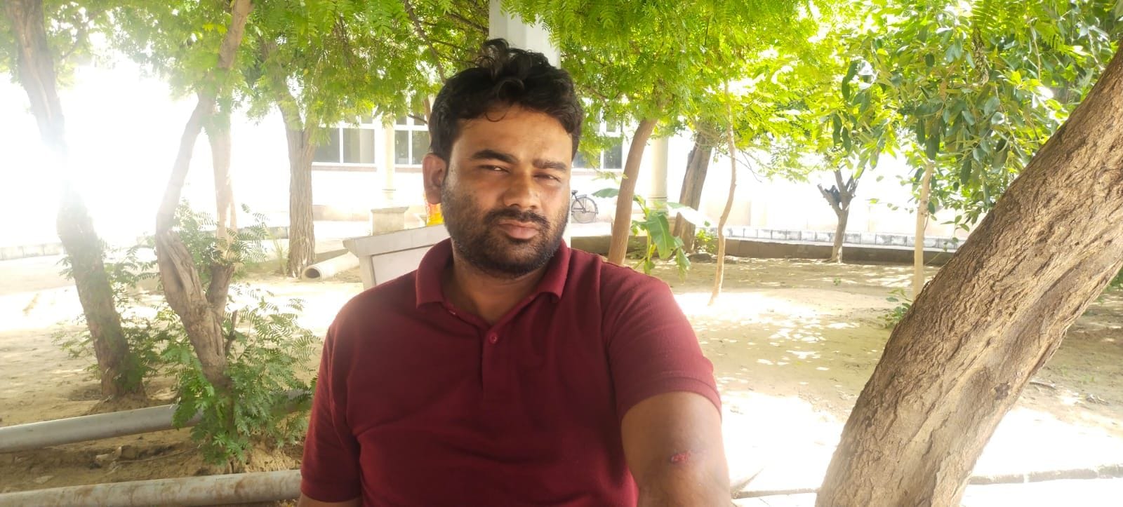 मामले की जानकारी देता चालक अवधेश। संवाद मामले की जानकारी देता चालक अवधेश। संवाद