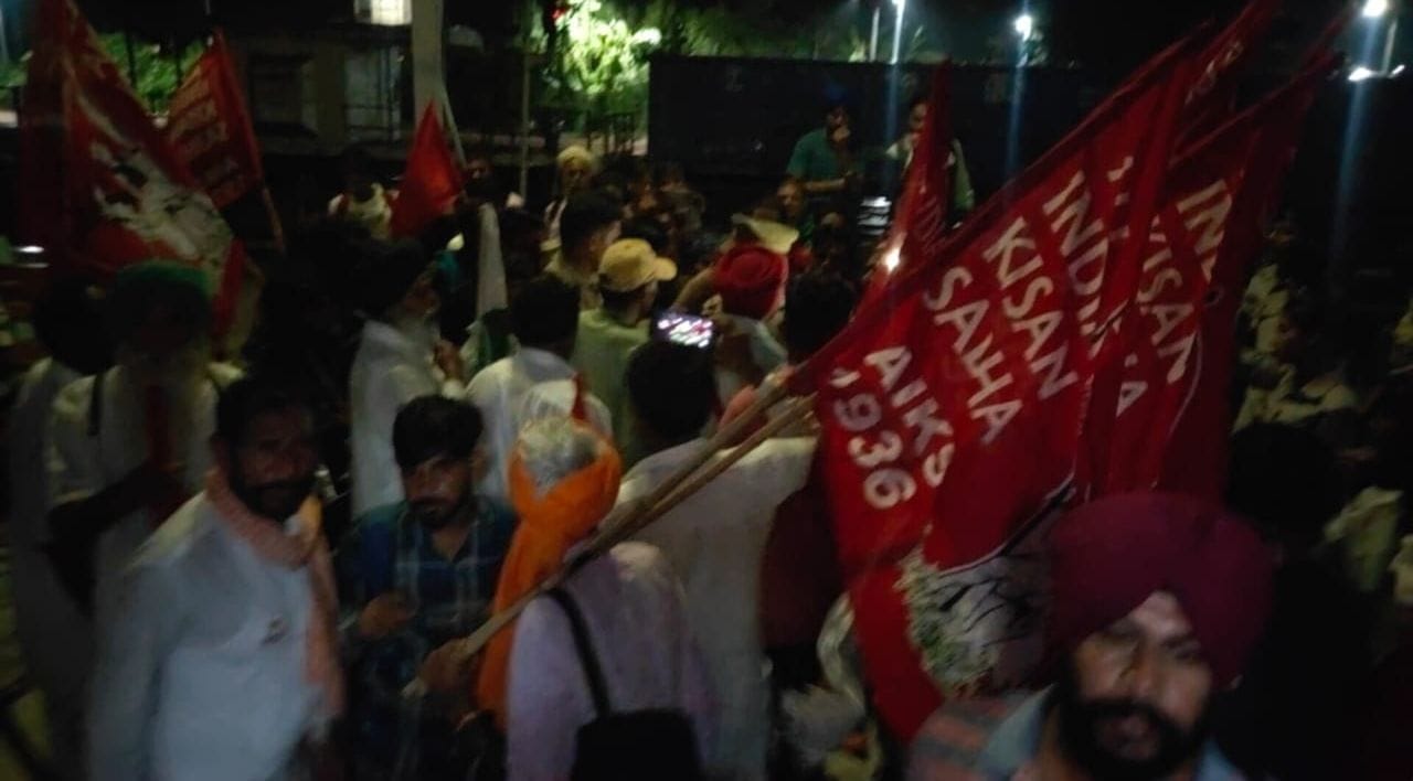 मुरादाबाद रेलवे स्टेशन पर अखिल भारतीय किसान सभा ने रोका ट्रेन किया हंगामा। अमर उजाला मुरादाबाद रेलवे स्टेशन पर अखिल भारतीय किसान सभा ने रोका ट्रेन किया हंगामा। अमर उजाला