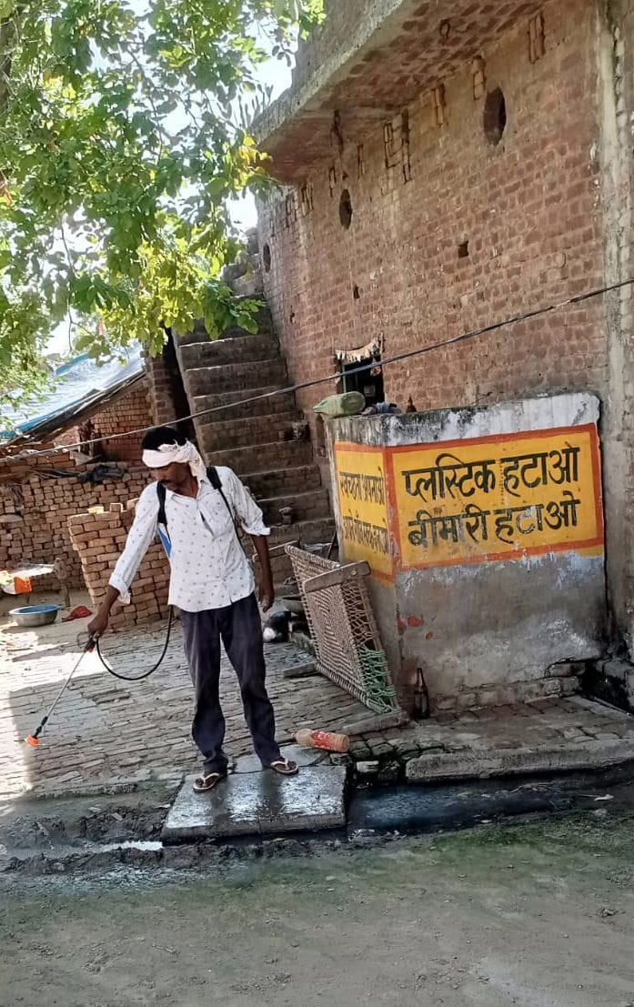 म्याऊ में दवा का छिड़काव करता मलेरिया विभाग का कर्मचारी। संवाद म्याऊ में दवा का छिड़काव करता मलेरिया विभाग का कर्मचारी। संवाद
