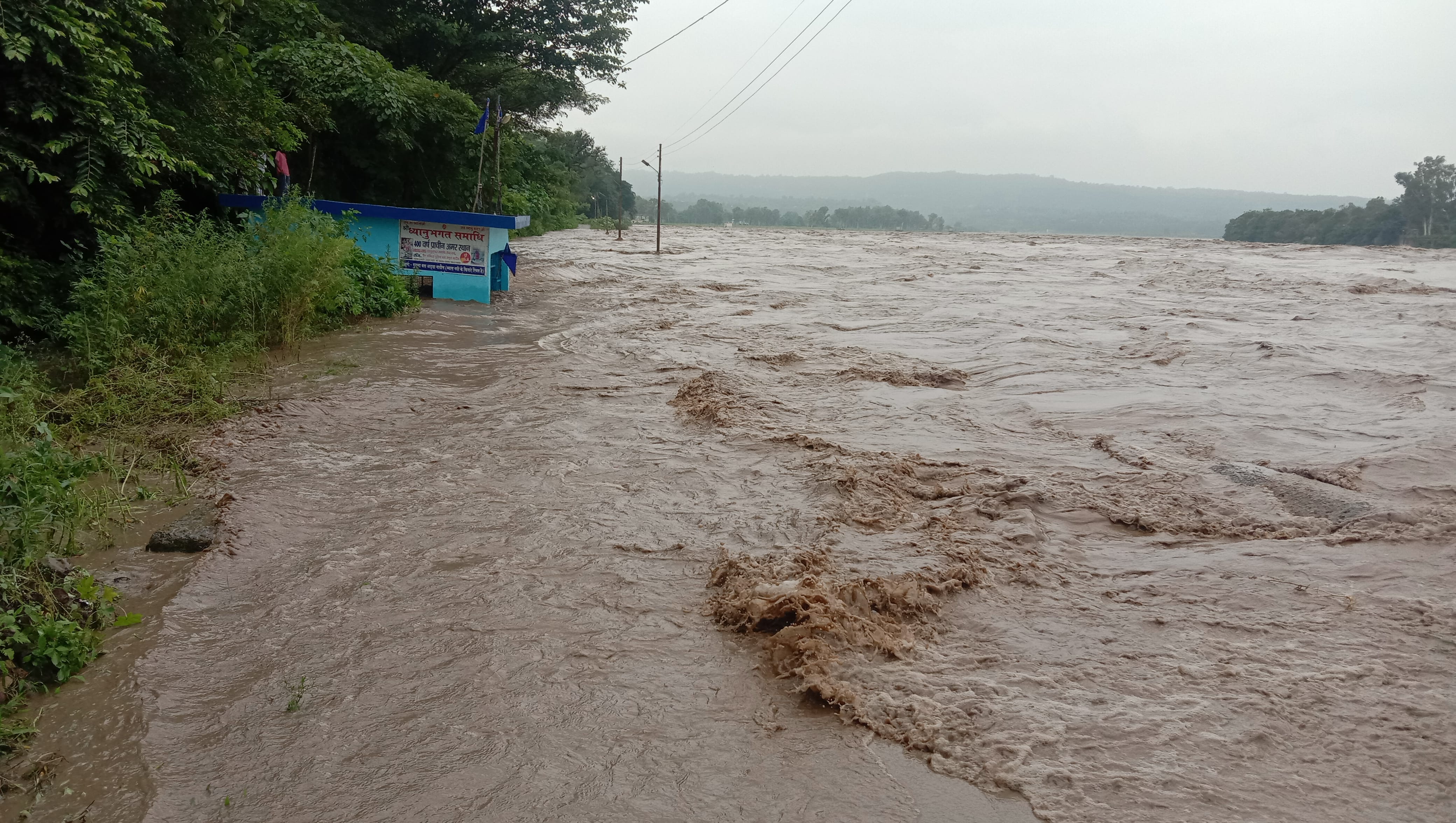 नादौन स्थित ब्यास नदी के जलस्तर बढ़ने से डूबी जलशक्ति विभाग की स्कीम