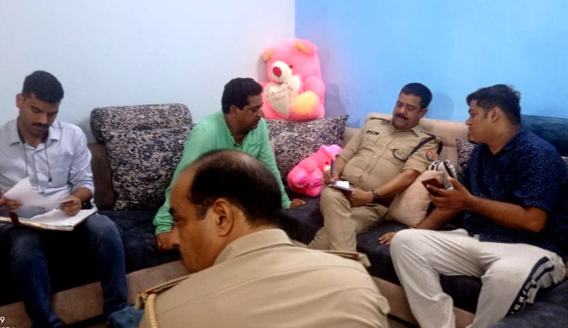 न्यू गोपाल नगर में मोबाइल कारोबारी के घर लाखो की चोरी के बाद जानकारी लेते पुलिस अधिकारी