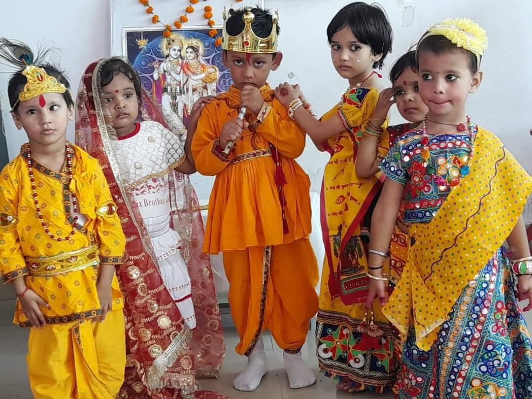 श्रीकृष्ण व राधा के रुप में सजे बच्चे। संवाद श्रीकृष्ण व राधा के रुप में सजे बच्चे। संवाद