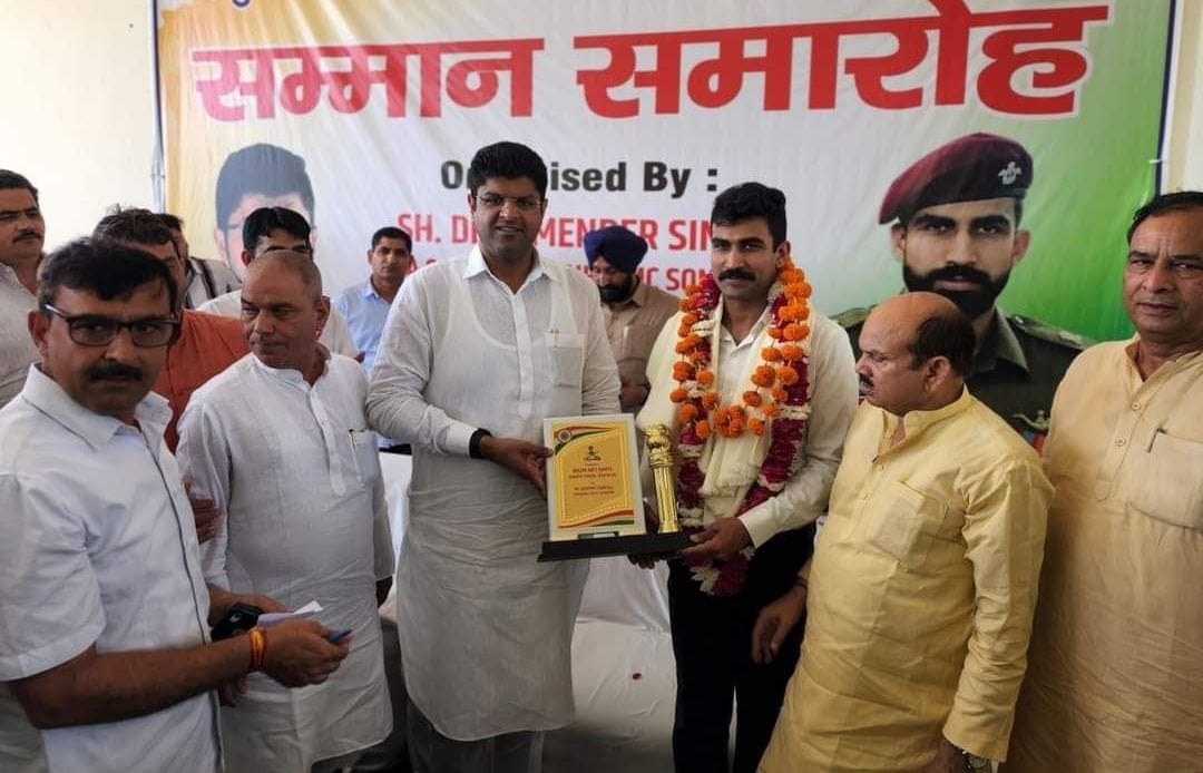 उप मुख्यमंत्री दुष्यंत चौटाला शौर्य चक्र विजेता अमित दहिया को सम्मानित करते हुए। संवाद उप मुख्यमंत्री दुष्यंत चौटाला शौर्य चक्र विजेता अमित दहिया को सम्मानित करते हुए। संवाद