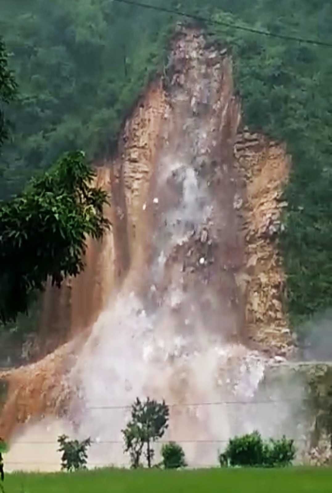 आंखोंदेखी:बागेश्वर के आरे में शनिवार की सुबह पहाड़ी से गिरते मलबे को घिरौली निवासी खुशी चन्याल न? आंखोंदेखी:बागेश्वर के आरे में शनिवार की सुबह पहाड़ी से गिरते मलबे को घिरौली निवासी खुशी चन्याल न?