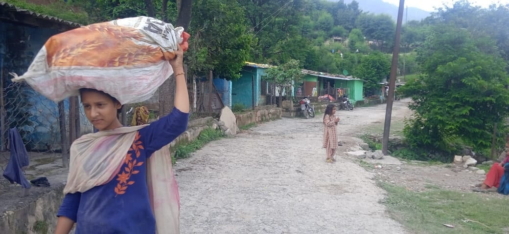 आवास को खाली करवाने के आदेश पर जरूरी सामान ले कर जाती हुई एक विस्थापित युवती। आवास को खाली करवाने के आदेश पर जरूरी सामान ले कर जाती हुई एक विस्थापित युवती।