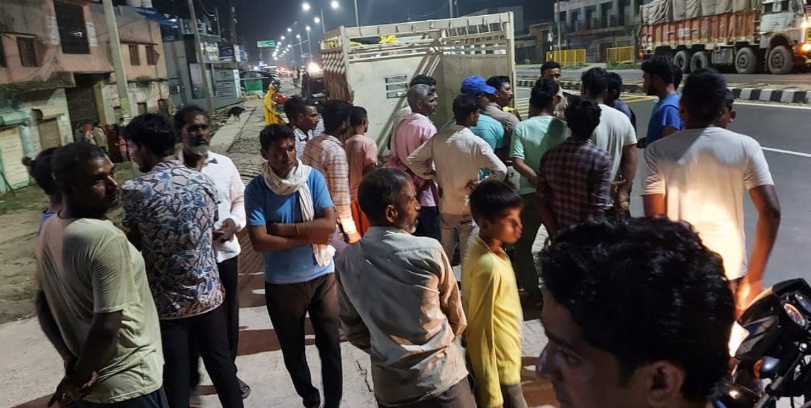 बागपत : बालैनी के देव भूमि नर्सिंगहोम के बाहर लगी लोगों की भीड़। बागपत : बालैनी के देव भूमि नर्सिंगहोम के बाहर लगी लोगों की भीड़।