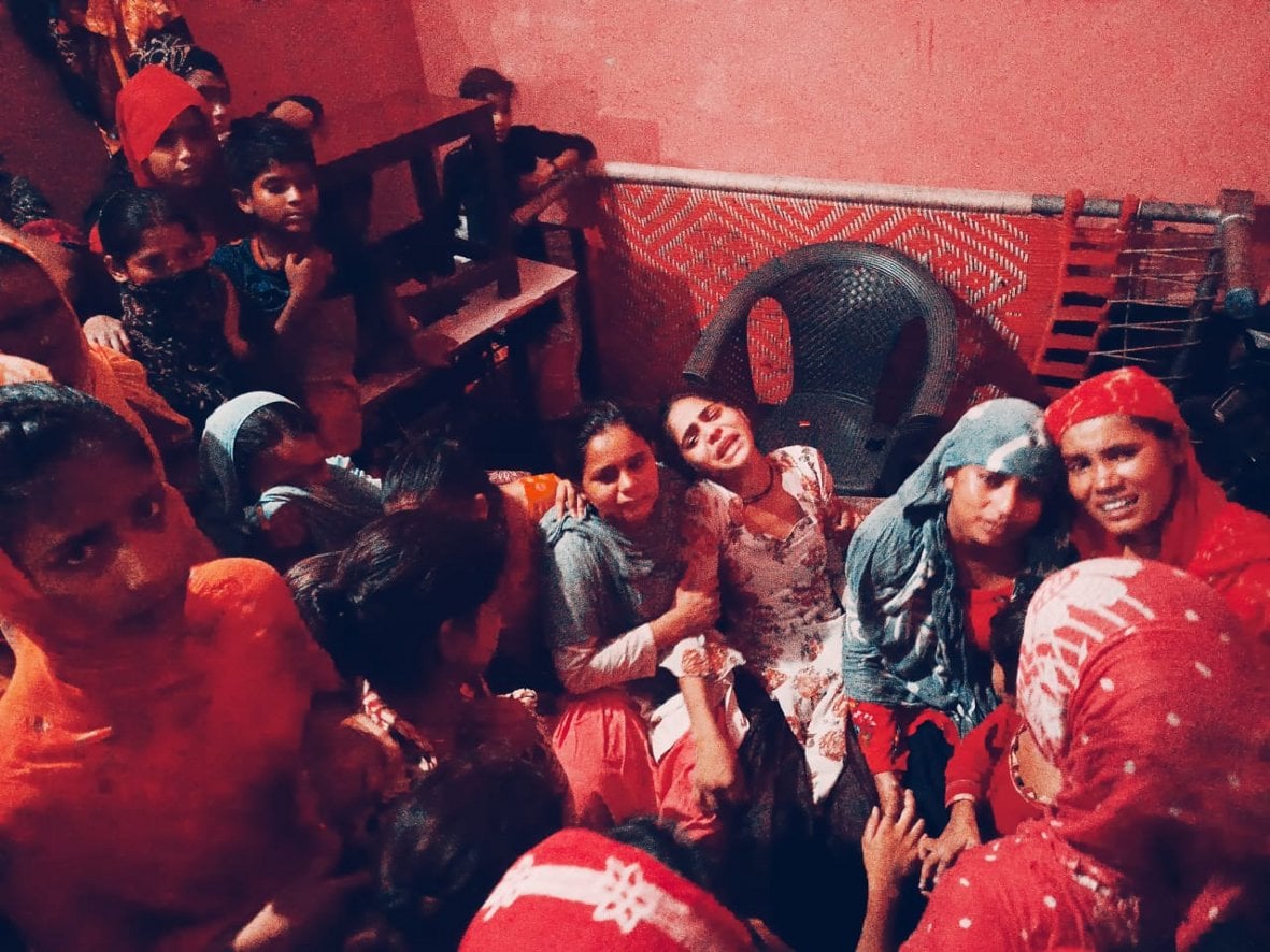 बागपत : डौला गांव में शव पहुंचने के बाद विलाप करते परिजन। बागपत : डौला गांव में शव पहुंचने के बाद विलाप करते परिजन।