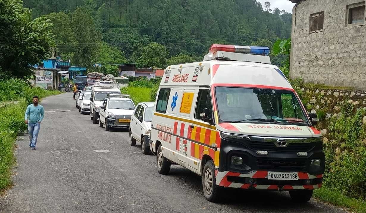 बागेश्वर के आरे में सड़क बंद होने से फंसी एंबुलेंस और वाहन। संवाद न्यूज एजेंसी बागेश्वर के आरे में सड़क बंद होने से फंसी एंबुलेंस और वाहन। संवाद न्यूज एजेंसी