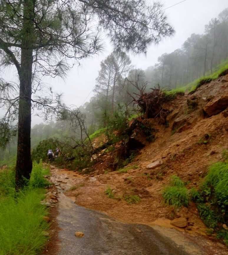 बागेश्वर के द्वारिकाछीना में मलबा गिरने से बंद सड़क। संवाद न्यूज एजेंसी बागेश्वर के द्वारिकाछीना में मलबा गिरने से बंद सड़क। संवाद न्यूज एजेंसी