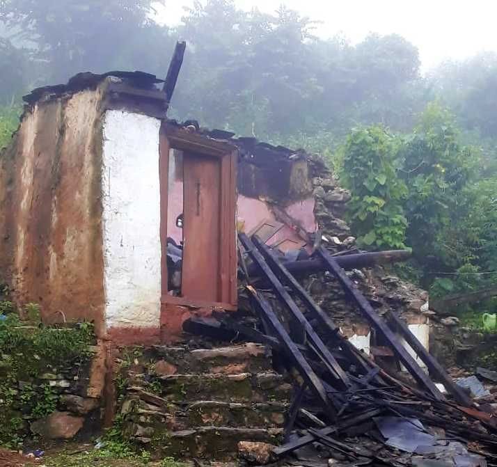 बागेश्वर में नंदीगांव में बारिश के दौरान ध्वस्त मकान। संवाद न्यूज एजेंसी बागेश्वर में नंदीगांव में बारिश के दौरान ध्वस्त मकान। संवाद न्यूज एजेंसी