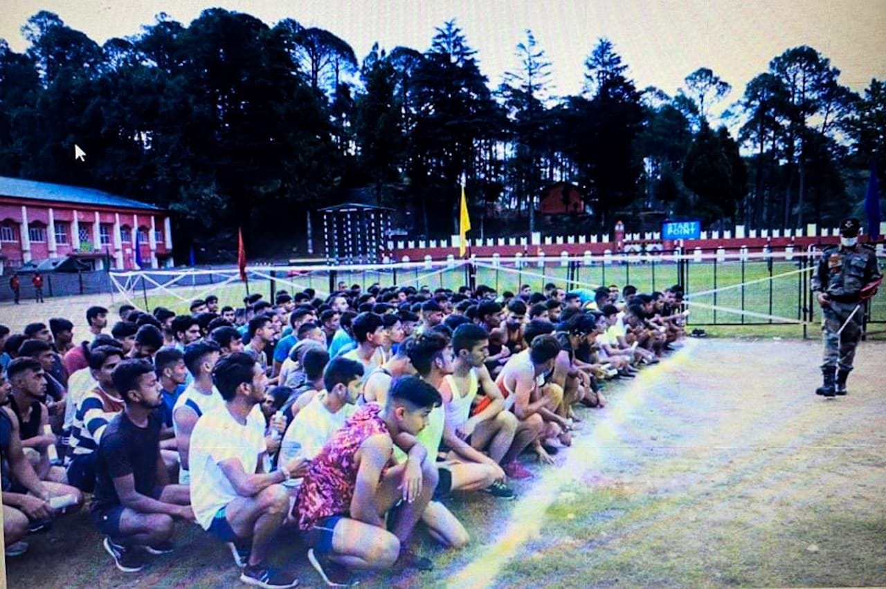 भर्ती में दौड़ के लिए बारी का इंतजार करते युवक। संवाद भर्ती में दौड़ के लिए बारी का इंतजार करते युवक। संवाद