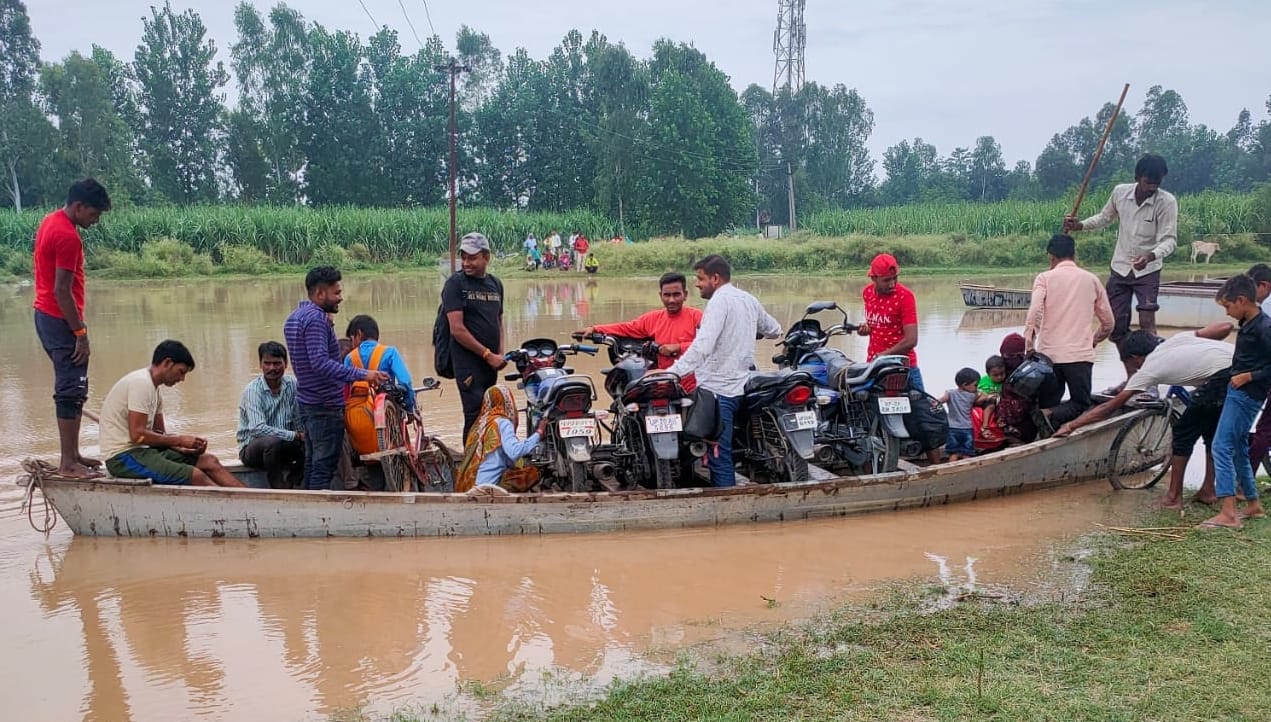 बिजनौर के ग्राम रावली में मालन नदी के रपटे पर पानी आने से नाव में बाइ चढ़ाते लोग। बिजनौर के ग्राम रावली में मालन नदी के रपटे पर पानी आने से नाव में बाइ चढ़ाते लोग।