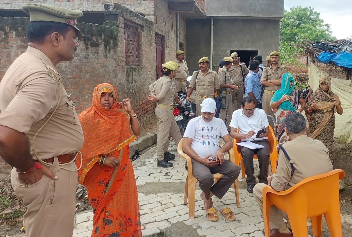 फोटो-16- पीड़ित परिवारों से वार्ता करते सीओ विनोद कुमार दुबे व तहसीलदार नारायण सिंह फोटो-16- पीड़ित परिवारों से वार्ता करते सीओ विनोद कुमार दुबे व तहसीलदार नारायण सिंह