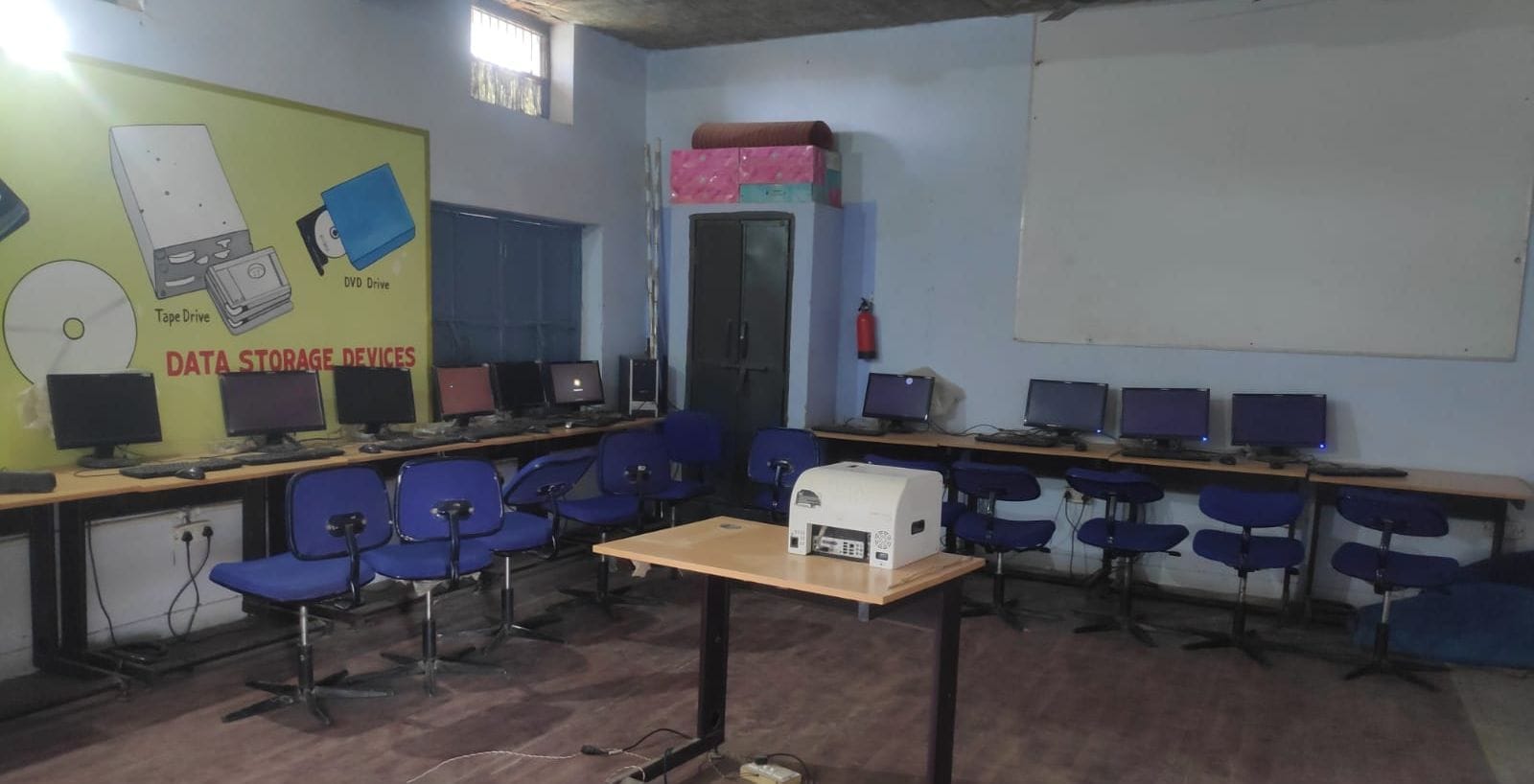 फतेहाबाद के सरकारी स्कूल की लैब में बंद पड़े कम्प्यूटर सिस्टम। फतेहाबाद के सरकारी स्कूल की लैब में बंद पड़े कम्प्यूटर सिस्टम।