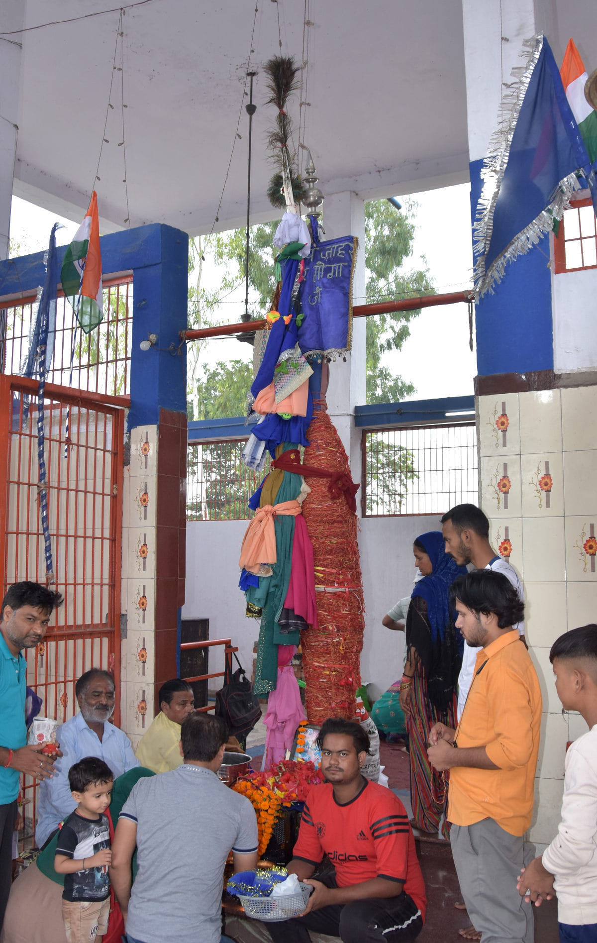 गंगोह रोड स्थित म्हाड़ी पर पूजा अर्चना करते श्रद्घालु