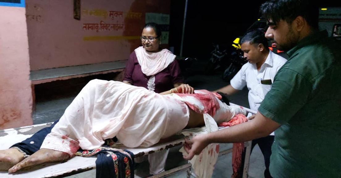 घायल महिला को स्टेचर पर ले जाते सीएचसी के कर्मचारी
