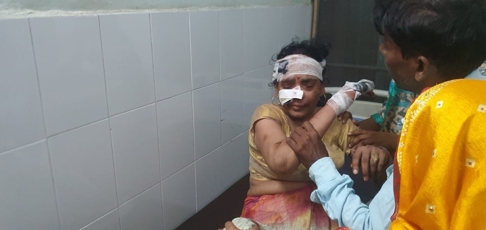 घायल पुष्पा देवी। संवाद