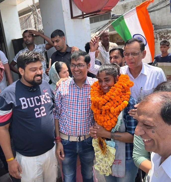हिसार पहुंचने पर पर्वतारोही रीना भट्टी का स्वागत करते हुए लोग। संवाद