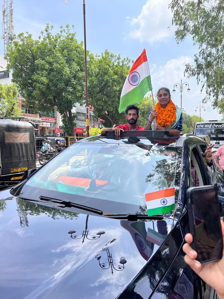 हिसार पहुंचने पर रीना भट्टी का विजयी जुलूस निकालते हुए। संवाद